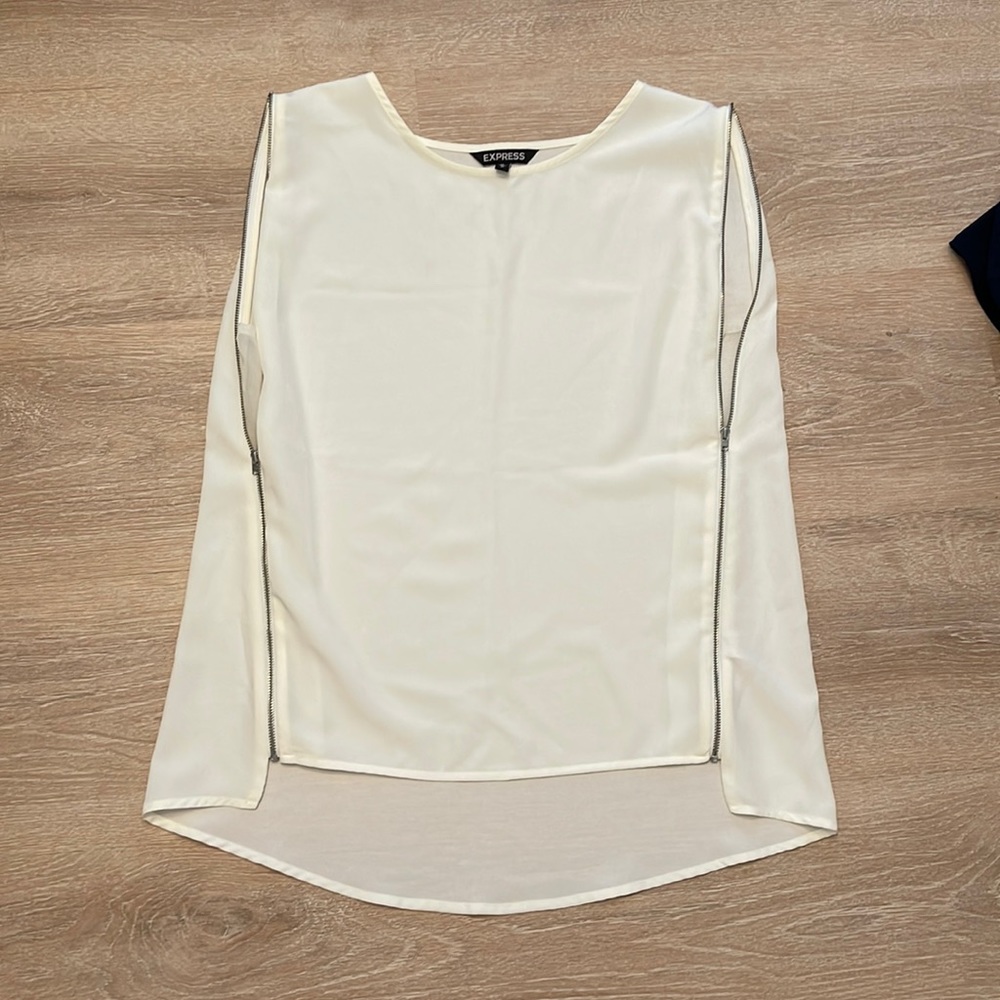 Express sleeveless blouse, size M